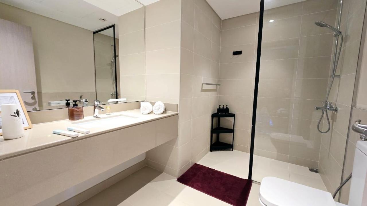 Camellia 1br Waters Edge Yas Island Theme Parks Abu Dhabi